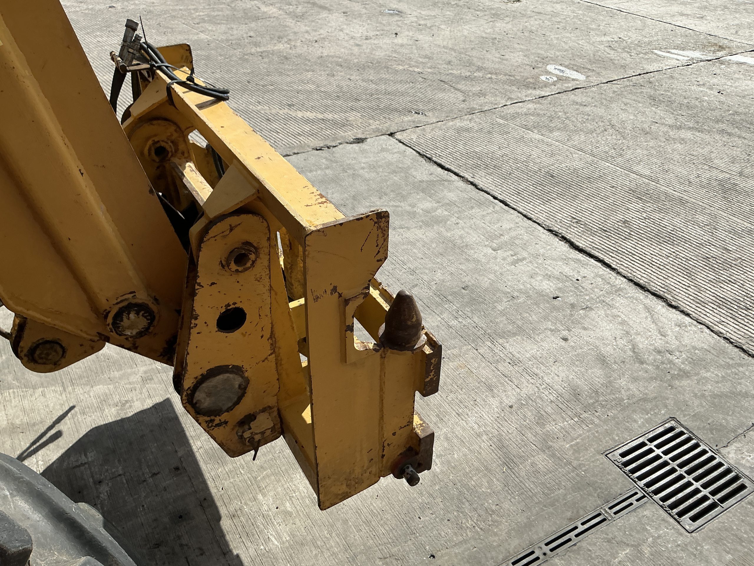 Caterpillar CAT to Pin & Cone Convertor Headstock