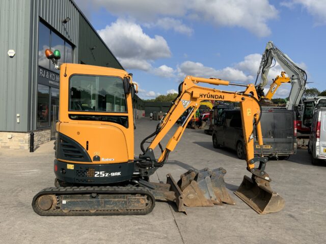 Hyundai Robex 25Z-9A Digger