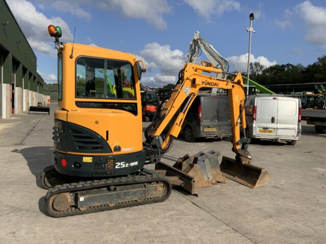 Hyundai Robex 25Z-9A Digger