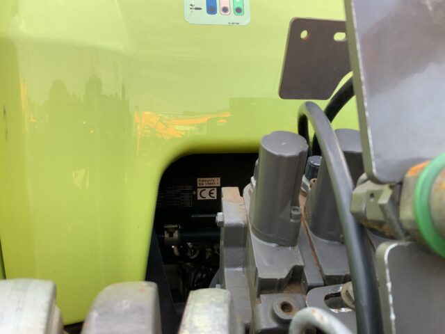 Claas 820 Axion Tractor (ST23326)