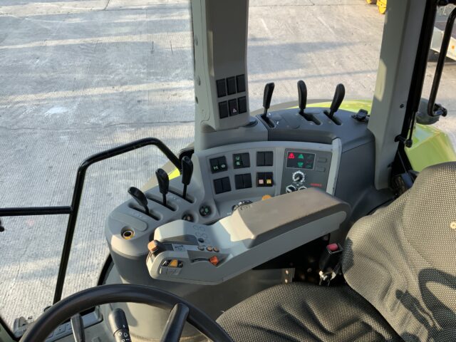 Claas 820 Axion Tractor (ST23326)