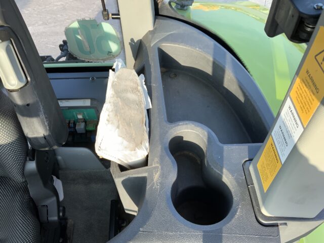 Claas 820 Axion Tractor (ST23326)