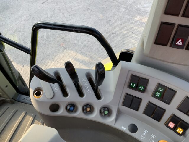 Claas 820 Axion Tractor (ST23326)