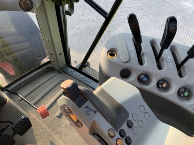 Claas 820 Axion Tractor (ST23326)