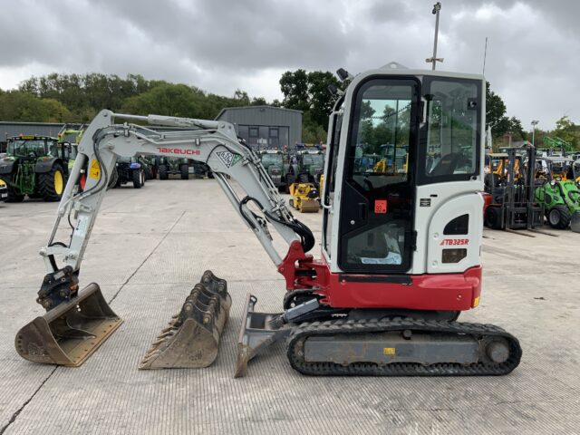 Takeuchi TB325R Digger (ST24274)