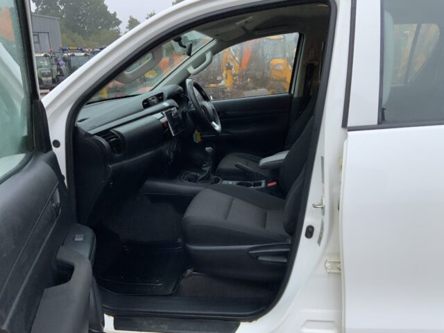 Toyota Hilux Double Cab Pick Up (ST24186)
