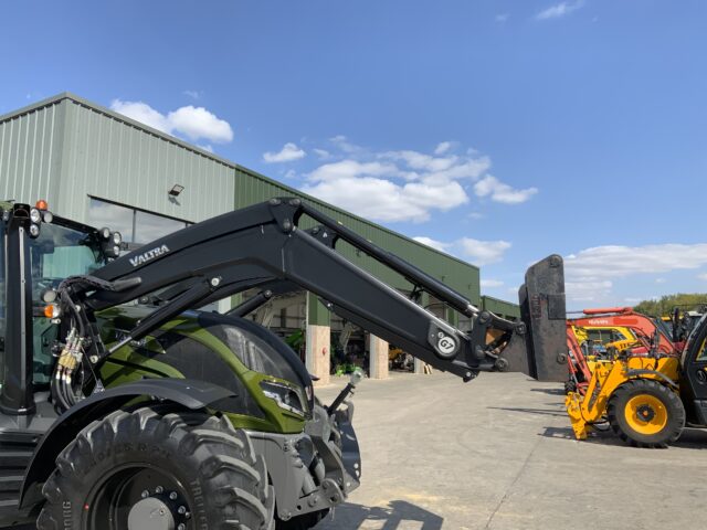 Valtra T175 Versu Tractor (ST24299)