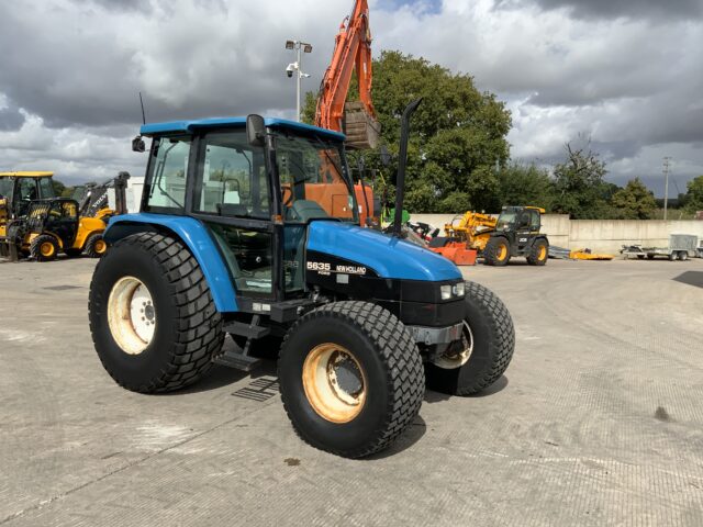 New Holland 5635 Tractor (ST23886)