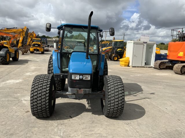 New Holland 5635 Tractor (ST23886)