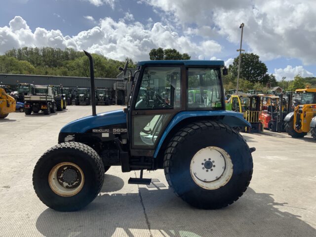 New Holland 5635 Tractor (ST23886)