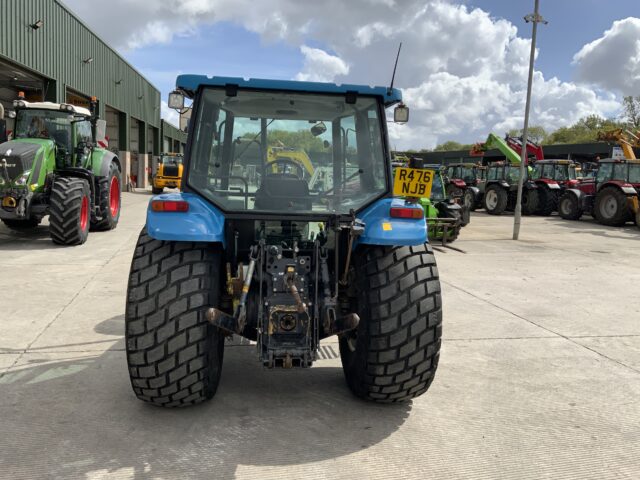 New Holland 5635 Tractor (ST23886)