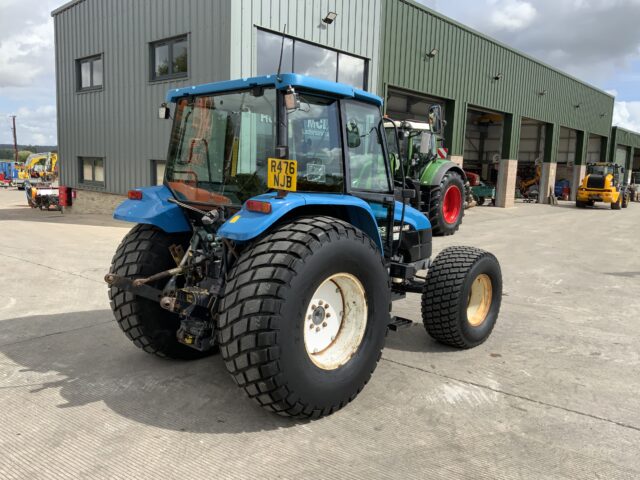 New Holland 5635 Tractor (ST23886)