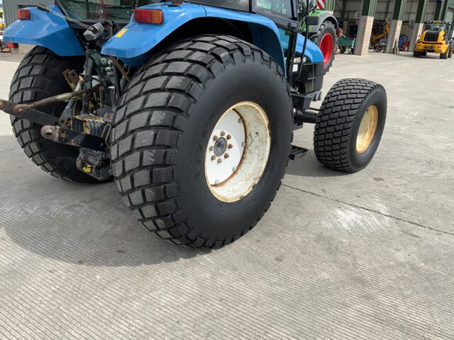 New Holland 5635 Tractor (ST23886)