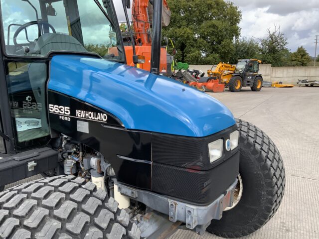 New Holland 5635 Tractor (ST23886)