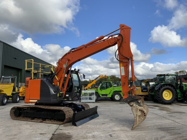Hitachi ZX135 USB l-7 Digger (ST24052)