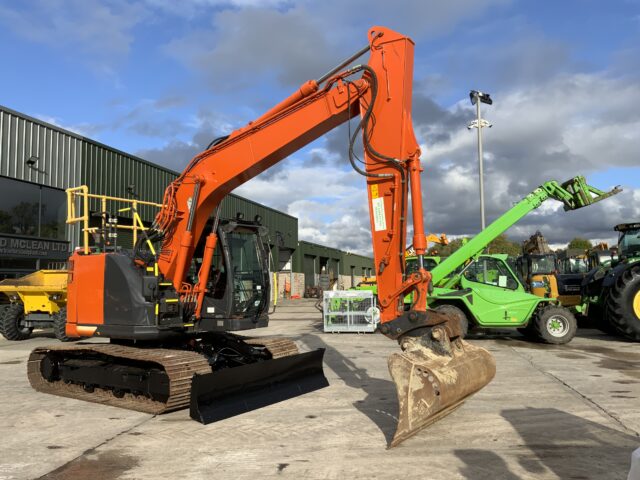 Hitachi ZX135 USB l-7 Digger (ST24052)