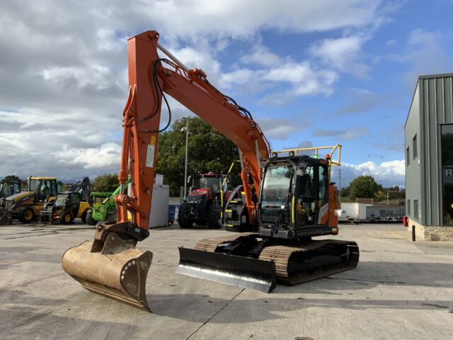 Hitachi ZX135 USB l-7 Digger (ST24052)