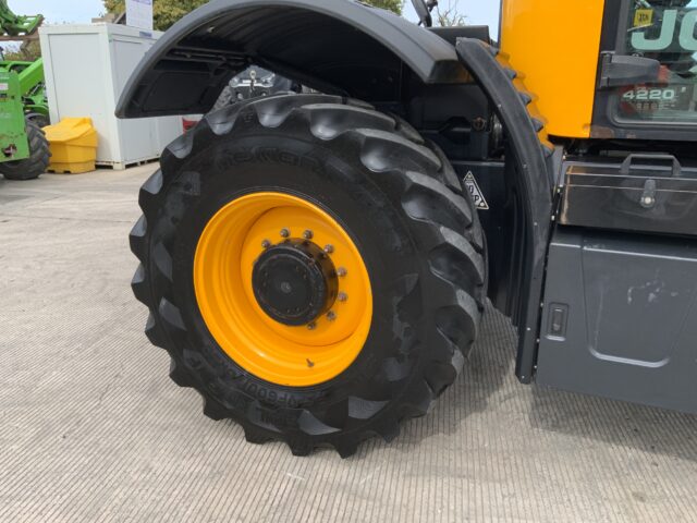 JCB 4220 Fastrac Tractor (ST24326)