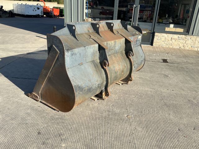 9Ft Wide Loading Shovel Bucket (ST24614)