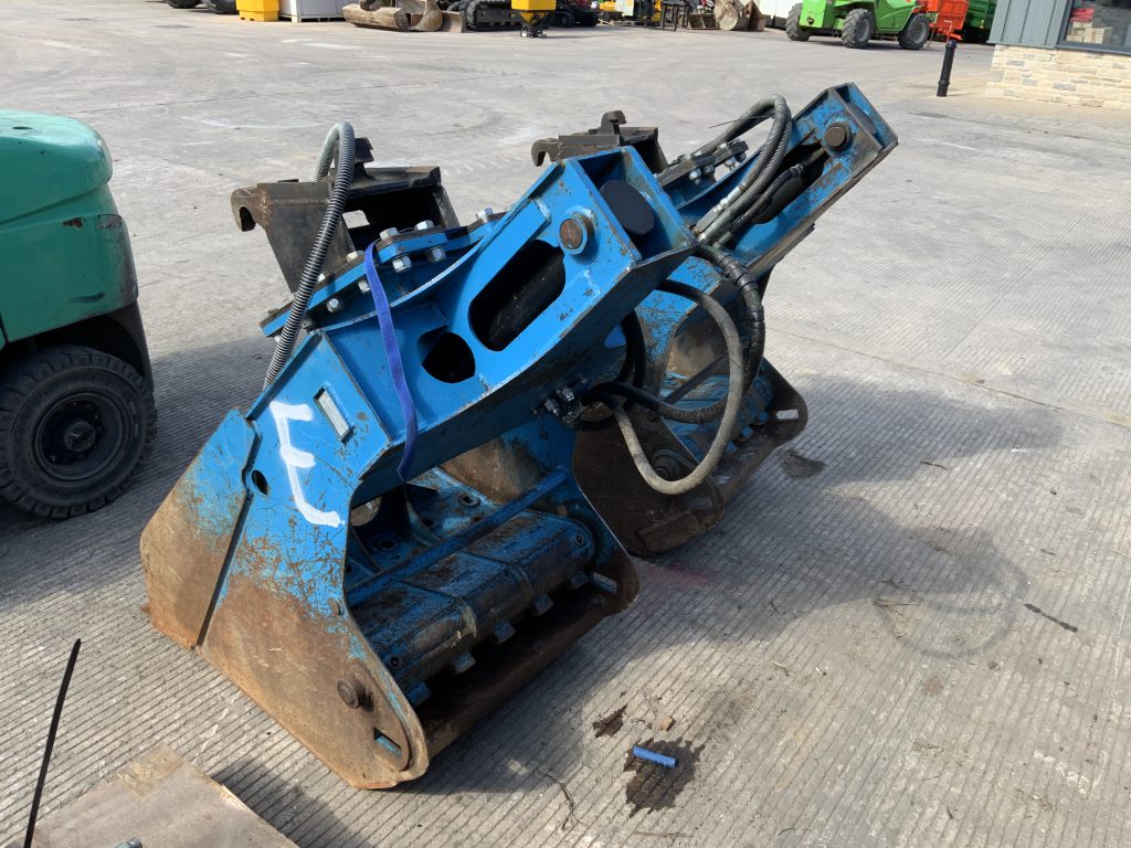 Choice of 2 BBS Crusher Buckets (ST24470/71)