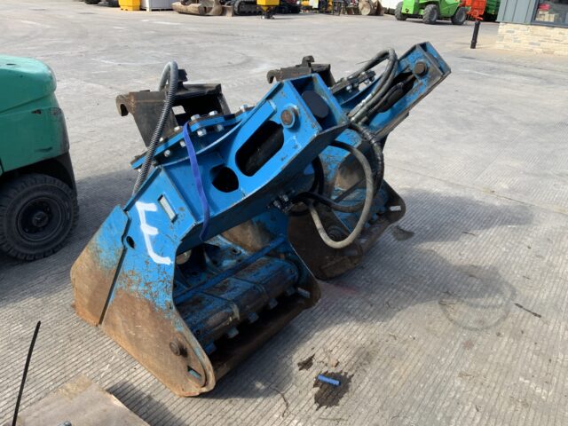 Choice of 2 BBS Crusher Buckets (ST24470/71)