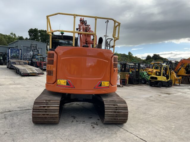 Hitachi ZX135 USB l-7 Digger (ST24052)