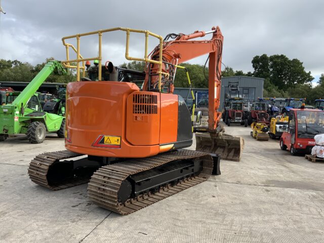 Hitachi ZX135 USB l-7 Digger (ST24052)