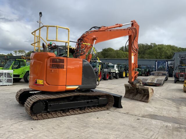 Hitachi ZX135 USB l-7 Digger (ST24052)