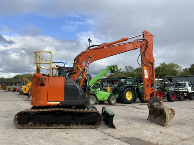 Hitachi ZX135 USB l-7 Digger (ST24052)