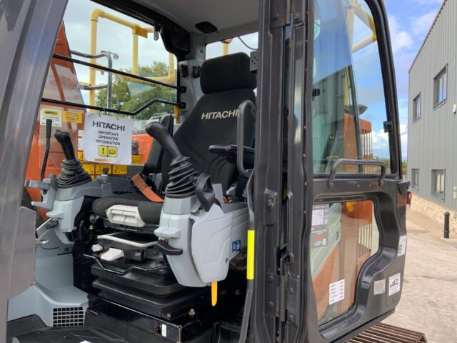 Hitachi ZX135 USB l-7 Digger (ST24052)