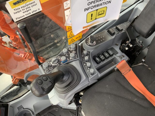 Hitachi ZX135 USB l-7 Digger (ST24052)