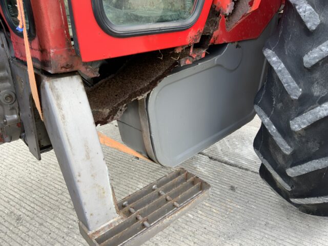 Massey Ferguson 590 Tractor (ST24160)