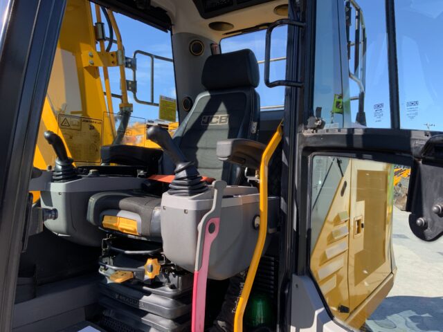JCB 140X LC Digger (ST24657)