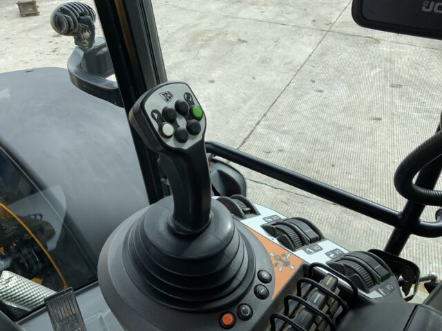 JCB 4220 Fastrac Tractor (ST24326)