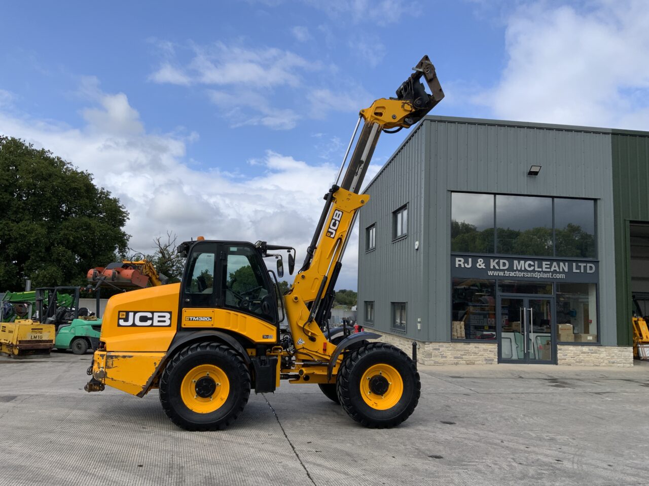 jcb-tm320s-pivot-steer-st23560-img-3049