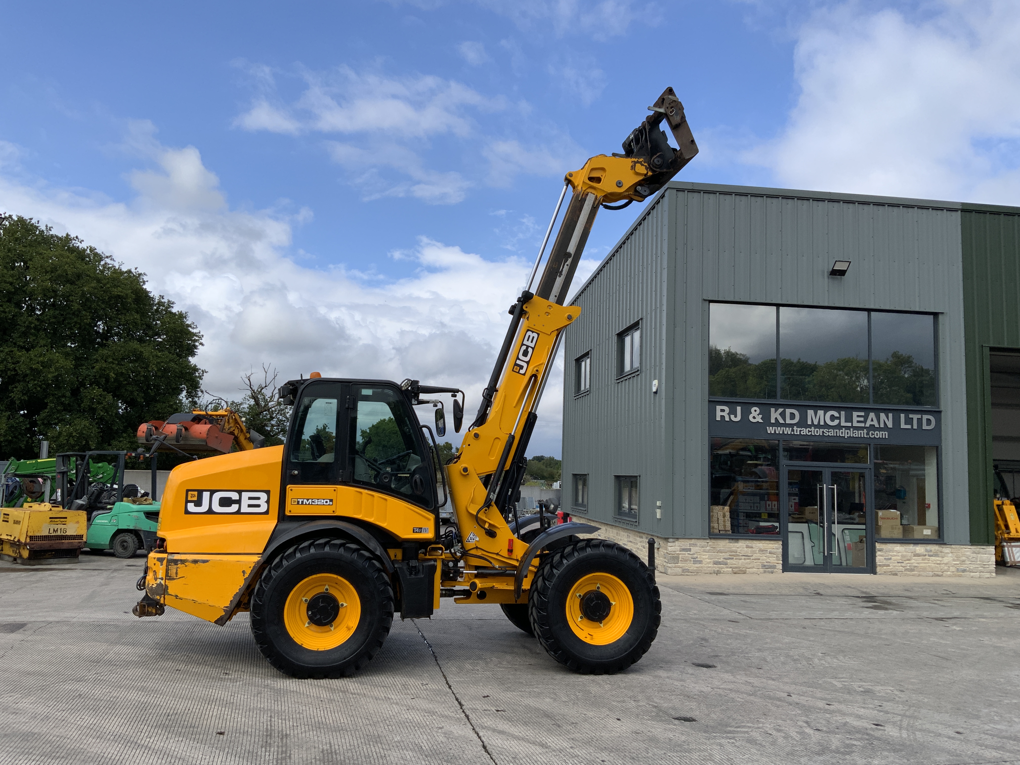 jcb-tm320s-pivot-steer-st23560-img-3049