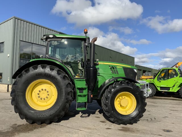 John Deere 6215R Tractor (ST24210)