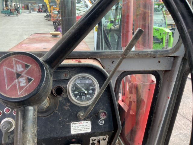 Massey Ferguson 590 Tractor (ST24159)