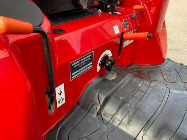 Massey Ferguson 1532 Compact Tractor (ST22752)