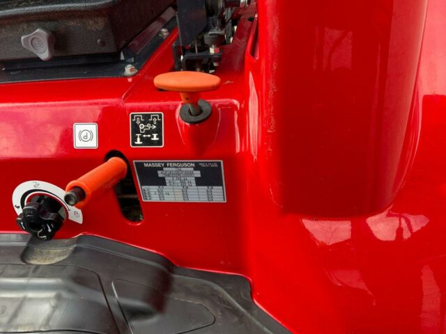 Massey Ferguson 1532 Compact Tractor (ST22752)