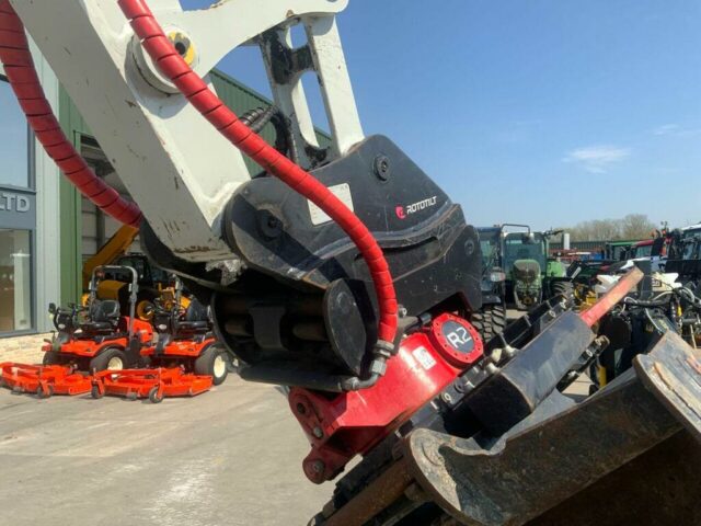 takeuchi-tb370-complete-with-rototilt-rotator-st22841-7fd3444089e84474bfdde8cac75cd785