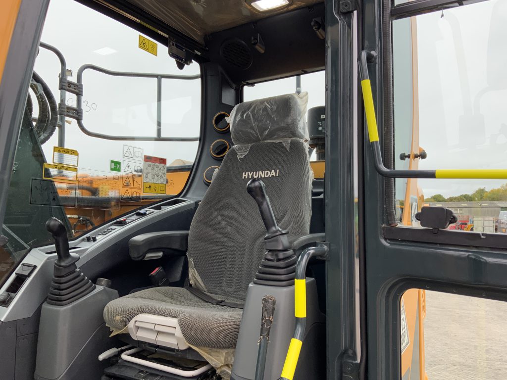 Hyundai HX130A lCR Digger (ST24831)