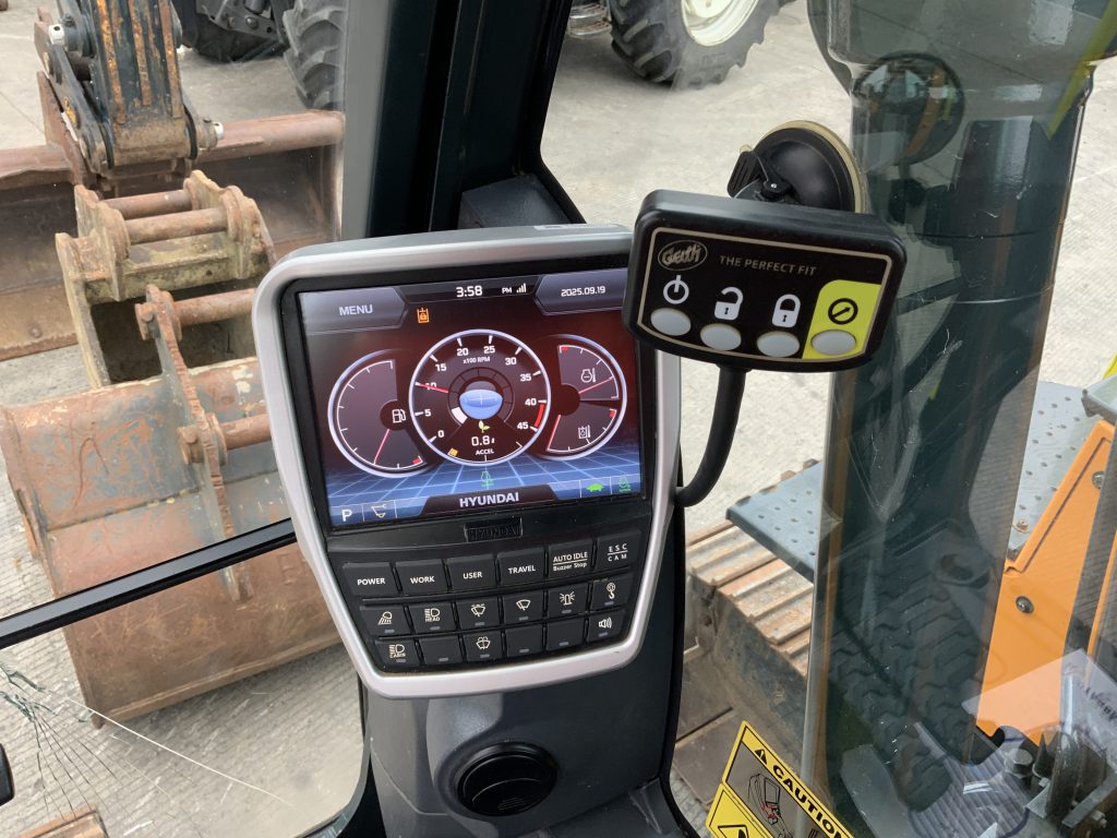 Hyundai HX130A lCR Digger (ST24831)