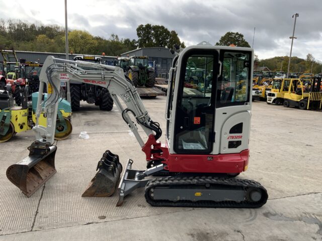 Takeuchi TB325R Digger (ST24928)