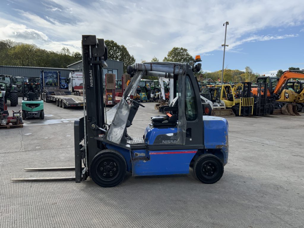 Nissan 30 Forklift (ST24877)