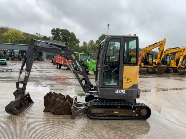 Volvo ECR25D Digger (ST24840)