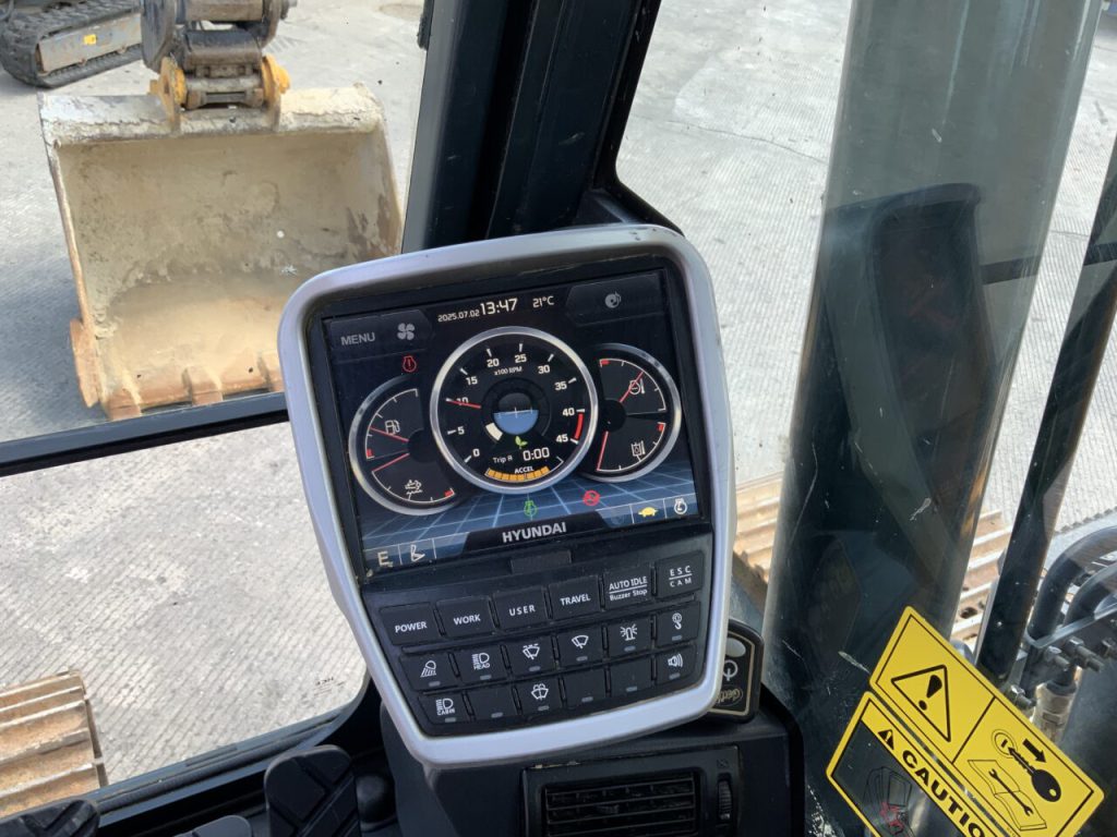 Hyundai HX140L Digger (ST23370)