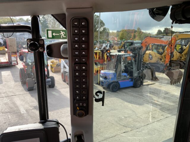 JCB 4220 Fastrac Tractor (ST24887)