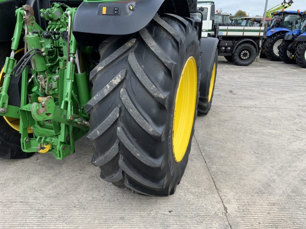 John Deere 6215R Tractor (ST24428)