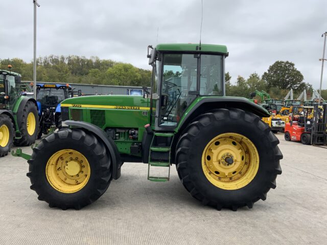 John Deere 7710 Tractor
